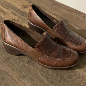 Clark’s Women’s Brown Leather Heeled Loafers‎ Alligator Print